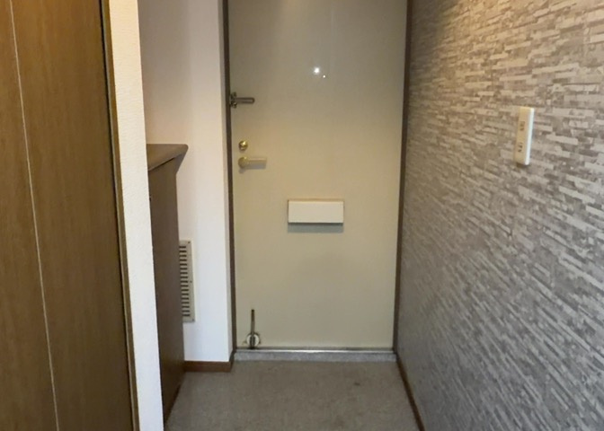 玄関は家の顔でもあり、家族以外の目にも止まる場所です。玄関は外との間を仕切る扉、靴などをしまっておく収納スペース、靴脱ぎのたたきスペース、来客とのやり取りをするドアホンなど複数のアイテムからなります。