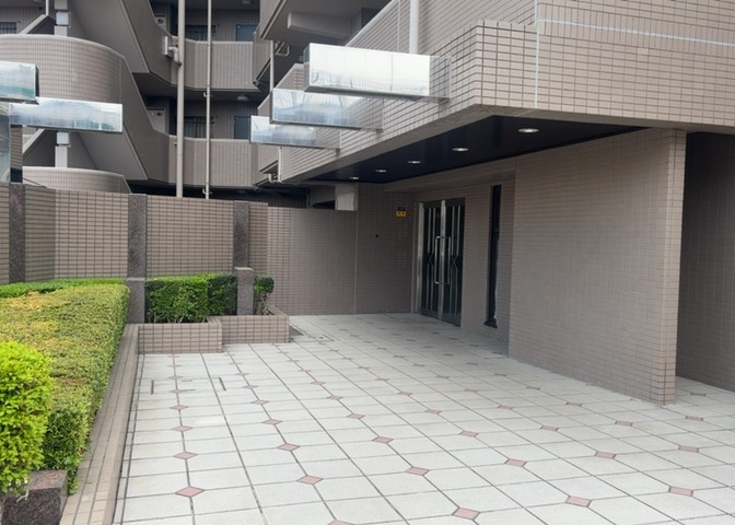 マンションのエントランスには、もともと風よけや防犯の役割がありますが、マンションによって宅配ボックスなどの設備が備わっている所もあります。日々の生活をイメージしながら生活しやすさをチェックしましょう。