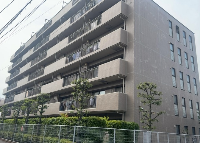 外観はマンション管理がされているかの目安になります。築年数が古いと、壁面は劣化してひび割れが生じることも！建物が古びていても細かいところが修繕されていると、きちんと管理されているなぁと感じるでしょう。