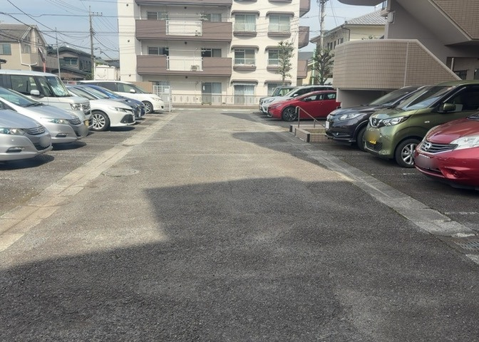 車一台あたりに必要なスペースは、標準サイズの普通自動車で横幅2m50cm、長さ5mは必要になります。ただし、乗降のことも考慮して横幅3m30cm、長さ5m50cmほどは確保できるところを選びましょう。