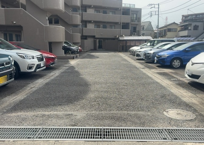 駐車場と明記されていても、最小スペースでつくられた駐車場だと大型車は駐車できなかったり、出入りしにくくなったりする可能性があります。お車のサイズと購入したい物件の駐車場のサイズを現地で確認しましょう。