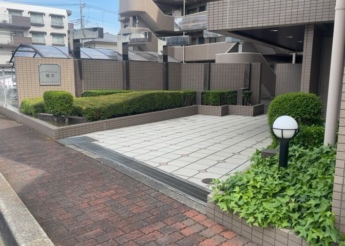 物件によっては、入居者が個人的に使用できる専用庭がついているものもあります。また、住宅の中にある土間の部分を庭と呼ぶこともあります。庭の用途は住む人によって変わり、それによってデザインもさまざまです。