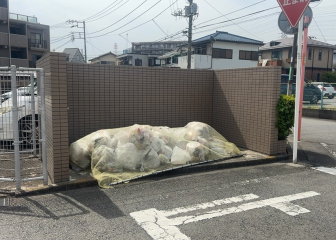 共有部分は、住民なら誰もが使える設備のこと。例えば駐車場やエレベーター、インターネット設備、セキュリティ設備などがあります。他にも、マンションの廊下・外部階段やエントランス・ゴミ置き場などがあります。