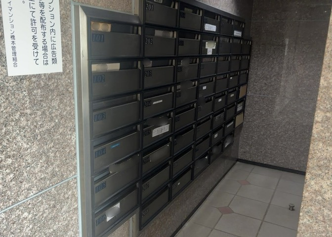 エントランス付近に設置されている集合ポストは、住んでいる部屋と離れているため、ポストをあさるなど誰かに何かされていても被害に気づきにくいです。入居する時には他人に特定されにくい番号で鍵をかけましょう！