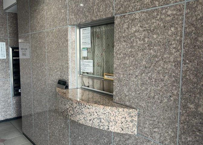 受付はマンションコンシェルジュがいる場合もあれば、管理人が滞在する小部屋を総称して呼ぶことがあります。主にエントランスに設置されていることから、防犯面でも期待ができます。防犯設備がない場合はより安心！