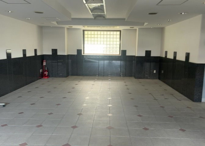 ラウンジは、マンションの共用スペースに椅子やテーブルなどを配置した利用者が寛げる空間です。屋内型ラウンジと屋外型ラウンジがあります。共用部分の管理状況と合わせて、詳細については現地でご確認ください。