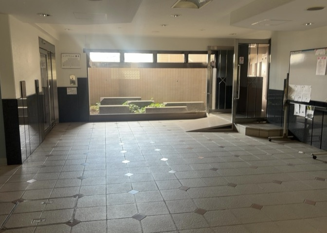 ロビーというと、エントランスと何がちがうの？と思いますよね。実はロビーとエントランスには明確な決まりはありません。物件によっては、エントランスを入って広がるある程度の広さのある空間がロビーとなります。