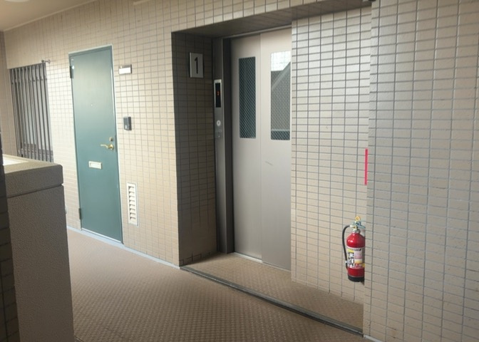 共有部分は、住民なら誰もが使える設備のこと。例えば駐車場やエレベーター、インターネット設備、セキュリティ設備などがあります。他にも、マンションの廊下・外部階段やエントランス・ゴミ置き場などがあります。