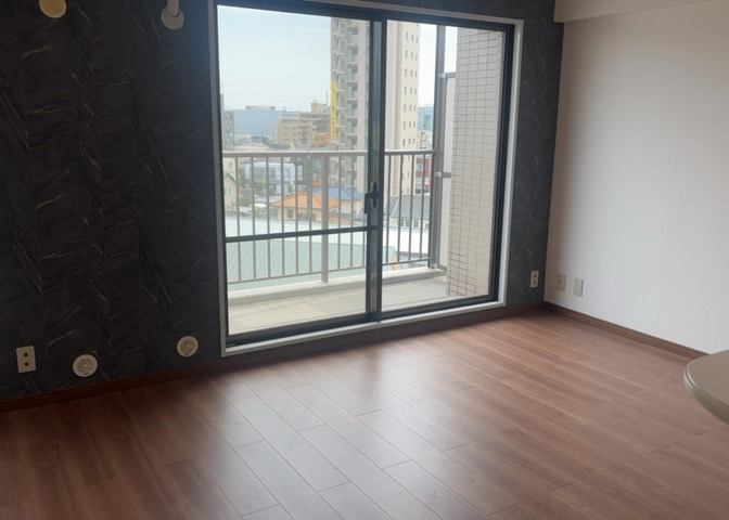 直線タイプはLとDKを一直線に並べた形で対面キッチンのタイプです。一般的なのでよく見かけるかもしれません。直線タイプに似た直接アイランドタイプは、キッチンとダイニングの間に壁がない分広く感じられます。