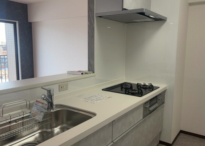 標準的なシステムキッチンの横幅は、165cm～300cm程度です。2100・2400・2550・2700などミリ単位で表記されます。普段どのように料理をするのかを想定しながら合ったサイズを選びましょう