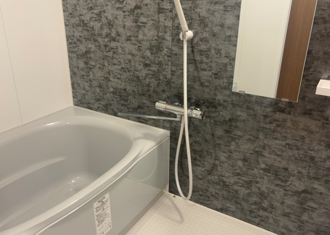 入浴時の快適さも大事なことですが、綺麗な状態を維持できなければ気持ちよく入浴できません。毎日の掃除が楽という点は大事なポイントになります！カビが生えにくく掃除がしやすい、壁や浴槽を選ぶといいでしょう。