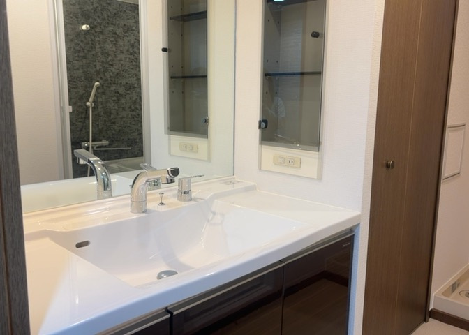 洗面化粧台では顔を洗ったり、身だしなみを整えることが本来の使い方ですが、用途によっては洗面化粧台に求められる機能が違ってくるため、ご自身や家族のライフスタイルに合ったものを選ぶことをおすすめ致します。