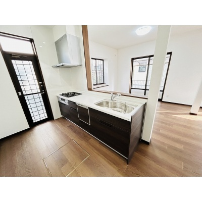 勝手口付きのキッチンで、ゴミ出しや換気もスムーズ♪*