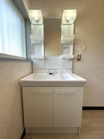 【独立洗面台】夜間の使用や細かなチェックに便利なライト付き。朝の身支度も快適です。