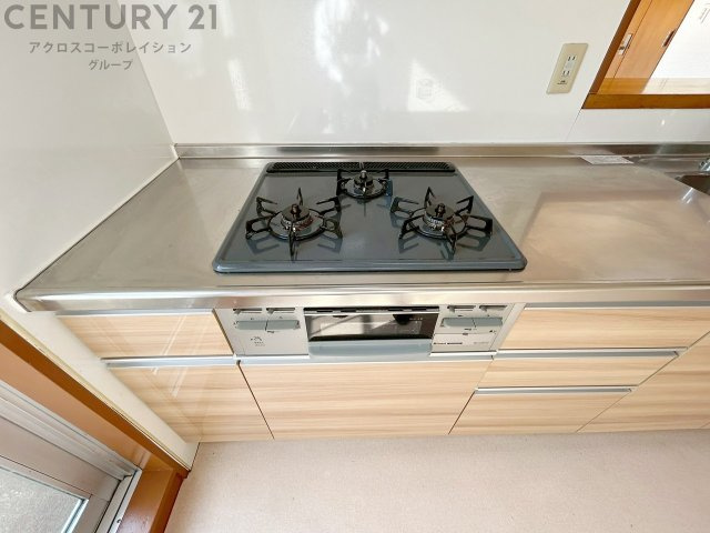 多数の調理器具を同時に使用でき、料理の効率化が可能。省エネで節約になり、様々な料理スタイルに適応できます。また、火力調整が独立しており、手入れや掃除もしやすく、今よりもっとお料理が楽しくなるかも。