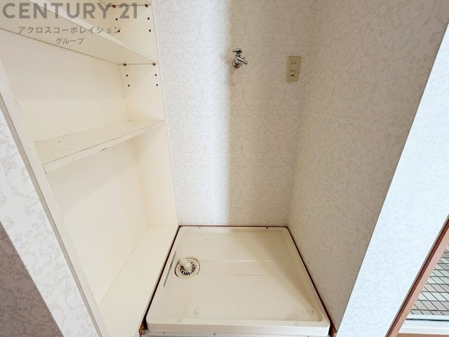 洗濯物の仕分け作業がしやすく、整理整頓が容易になります。洗濯音や湿気を他の部屋に持ち込まず、生活環境を快適に保ちます。上部を活用すれば収納スペースを確保でき洗剤や洗濯用品の整理もしやすくなります。