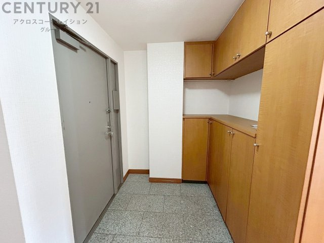 大きな玄関収納付きの玄関です　家族皆様の履物をしっかり収納できます