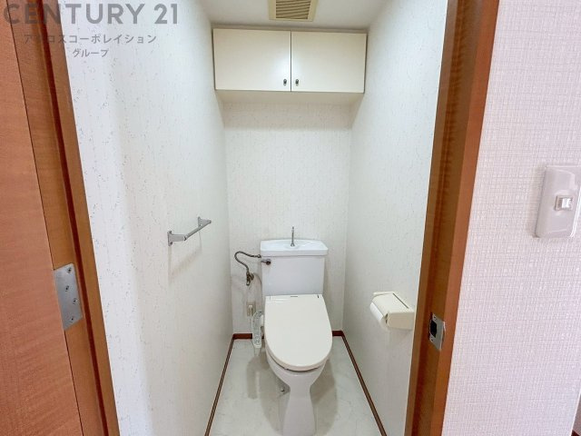 温水洗浄便座付トイレは温水洗浄機能により、暖かい水でおしりを洗浄することができ、冷たい水を使う従来の便座に比べ、温水洗浄機能で暖かいトイレを提供し、快適な使用を可能にします。
