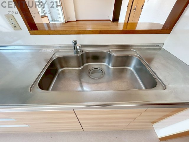 大きなシンクでお鍋などの大きな調理器具を洗う際にも便利です。
