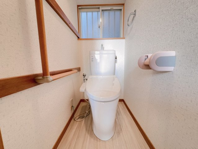 自然光と換気がうれしい、窓付きトイレ