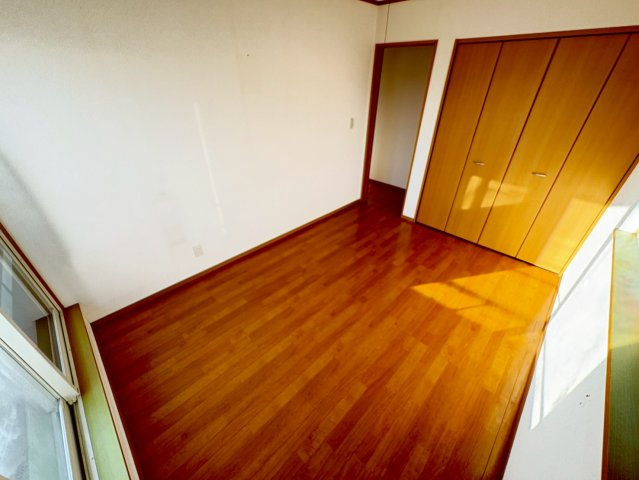 洋室6帖・2面採光で明るい室内・収納付きで、お部屋がすっきり片付きます。