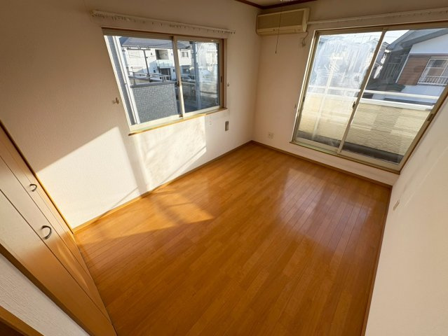 洋室6帖・2面採光で明るい室内・収納付きで、お部屋がすっきり片付きます。