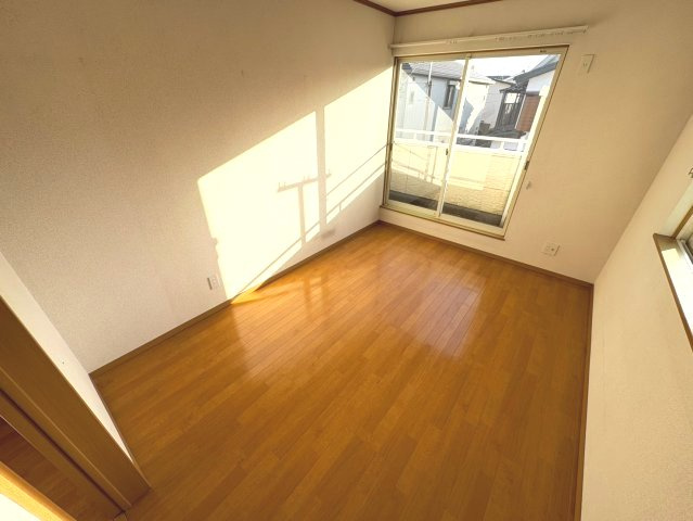 洋室6帖・2面採光で明るい室内・収納付きで、お部屋がすっきり片付きます。