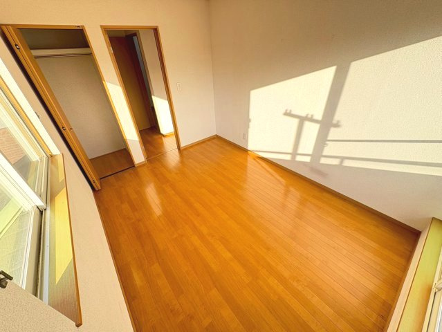 洋室6帖・2面採光で明るい室内・収納付きで、お部屋がすっきり片付きます。