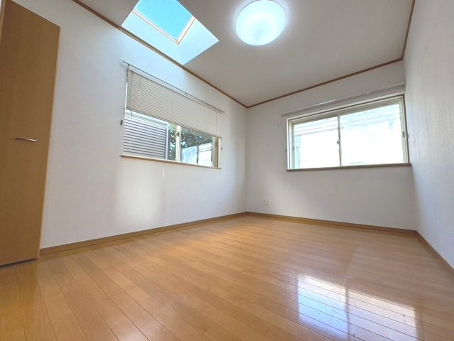 天窓のある明るい室内
