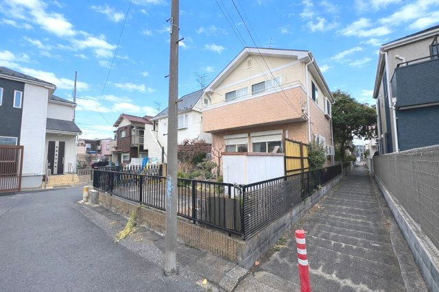 南西道路に面し陽当り良好！全居室6帖以上のゆとりある4LDK・全居室に収納有・全室2面採光！キッチン・洗面・浴室がワンフロアにまとまり、家事動線がスムーズ！武里小学校まで徒歩約9分(700ｍ)！