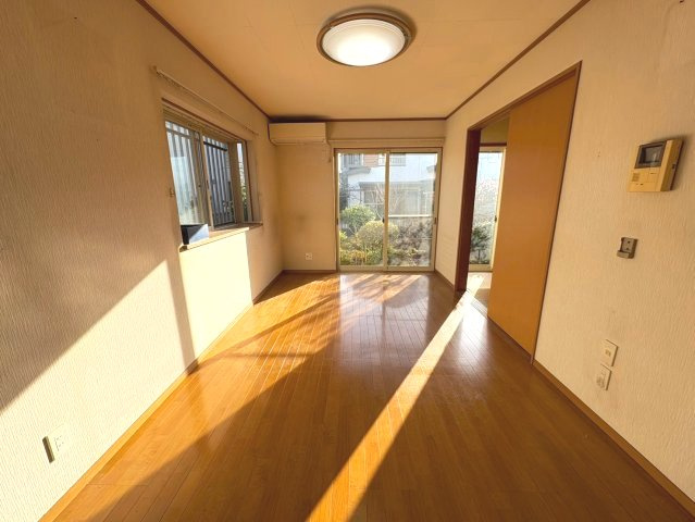 LDK11帖・2面採光で明るい室内です。