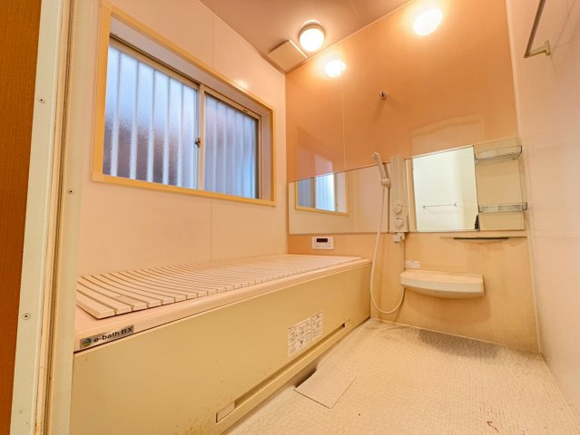 浴室に窓付きで換気良好。自然光が入り、明るく快適なバスルームです。