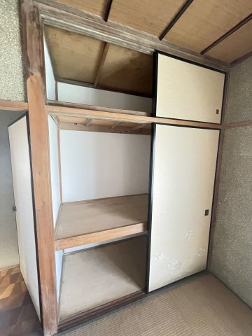 2階6帖和室の収納です。