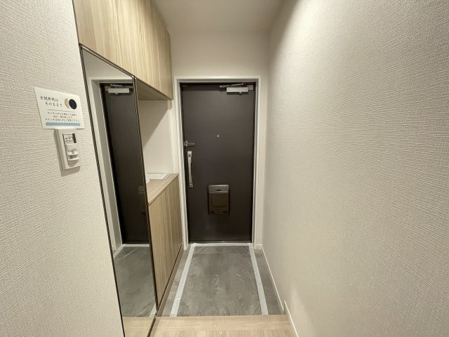 大きな鏡のついた玄関で、お出かけ前の身だしなみチェックもバッチリです。　