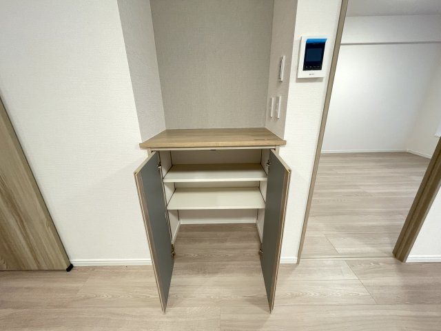 リビングにある収納。散らかしやすい書類や小物、掃除用具入れとしても！　