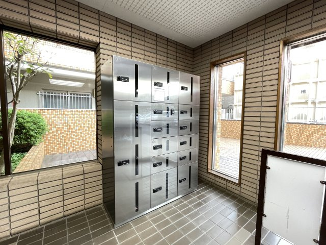 宅配ボックス付きで、忙しい方の荷物受け取りもスマートに。　