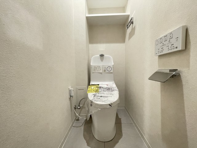 温水洗浄便座付きの清潔感あるトイレは、落ち着いた空間に。　