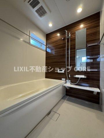 ゆったり入れる一坪バス。足を伸ばして入れるサイズは一日の疲れを癒すのに嬉しい広さですね。　