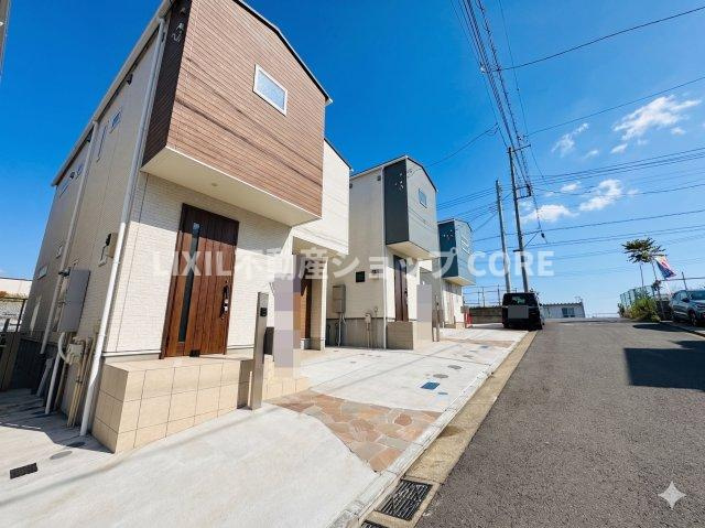 前面道路は閑静な住宅地をはしる車通りの少ない道路。お車の出し入れが苦手なママや小さなお子様にも安心　