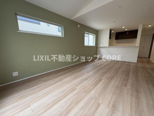 広々したリビングは家族だんらんの時間が自然と増えそうなこだわりの空間です。　