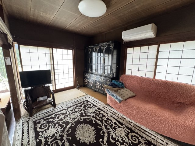 障子に囲まれた柔らかな光の入る和室。エアコン設置済みで一年を通して快適に過ごせます。畳の温もりを感じられる空間で、客間やくつろぎのスペースとしてもおすすめです。