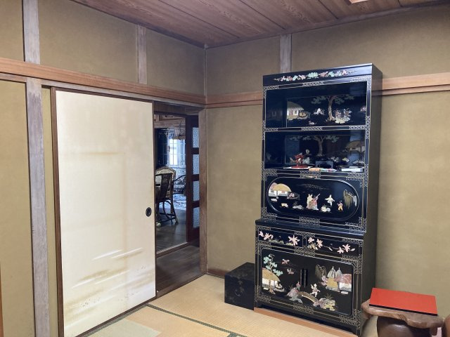 趣ある木の質感と土壁が印象的な古民家風の和室。存在感のある装飾棚が空間のアクセントとなり、和の美しさをより一層引き立てています。隣室とのつながりも良く、開放的な使い方が可能。