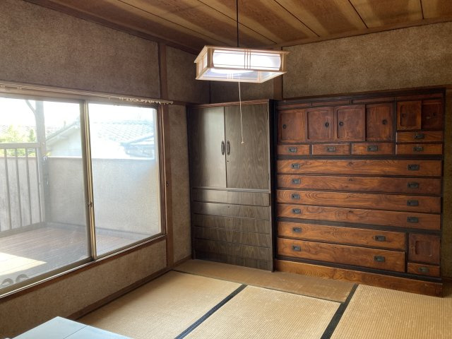 味わい深い木材と畳が調和する古民家風の和室。大容量の収納が備わっており、布団や衣類などもすっきり収納可能です。落ち着いた空間は寝室や客間としても活用でき、多用途に対応。