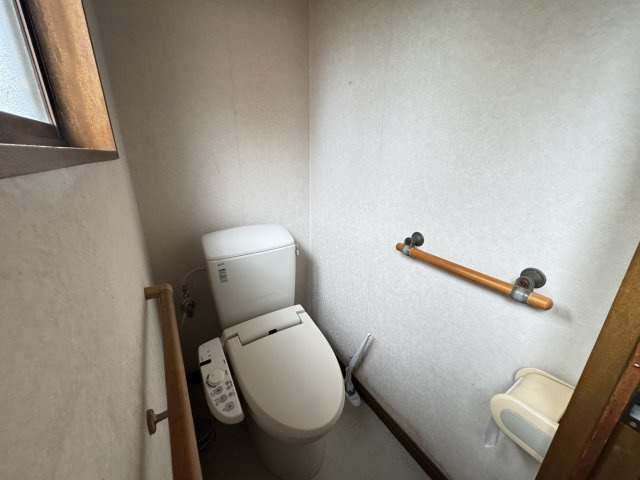リビング横の和室に隣接したトイレで、来客時にも動線がスムーズ。温水洗浄便座付きで快適にお使いいただけます。窓があり換気も可能。手すりが設置されているため、安心して利用できる配慮の行き届いた空間です。