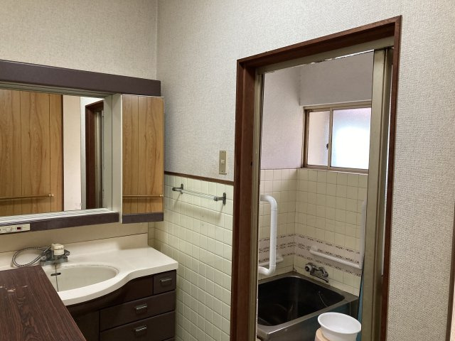 レトロなタイルが印象的な古民家風の洗面・浴室スペース。広めの洗面台で身支度もしやすく、収納も確保されています。浴室はシンプルで使いやすい造りとなっており、日々の疲れをしっかり癒せる空間。