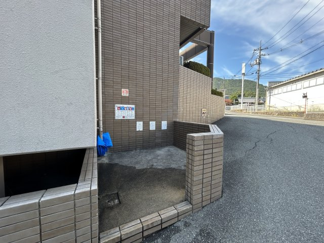 敷地内には入居者様が利用できるごみ置き場が設置されており、生活で発生するごみ出しもスムーズに行えます。住戸から近い位置にあるため、忙しい朝の時間帯でも負担が少なく、快適な暮らしをサポートしてくれます。