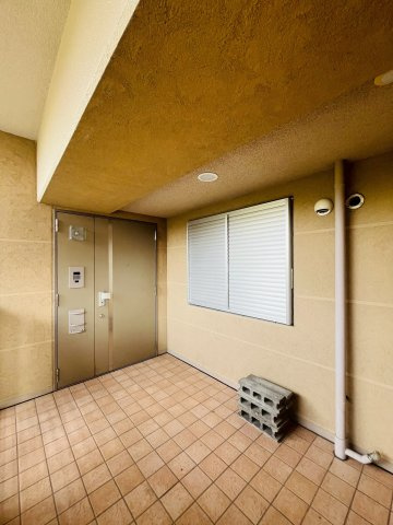 広々としておりゆとりのある広さ。玄関・洋室の窓と廊下にしっかり距離が取れるため、プライベート性も向上。
