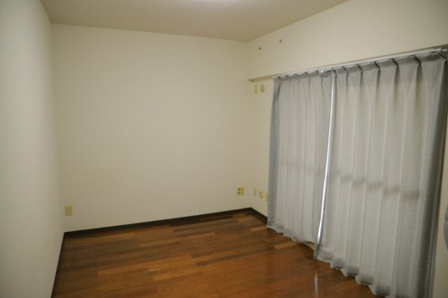 寝室でゆっくりと過ごすためにはベッド周りの適度な空間を担保することや窓の位置、照明の明るさ、寝室の広さなどを考える必要があります。自身や家族の構成とライフスタイルに併せて寝室にする部屋を選びましょう！