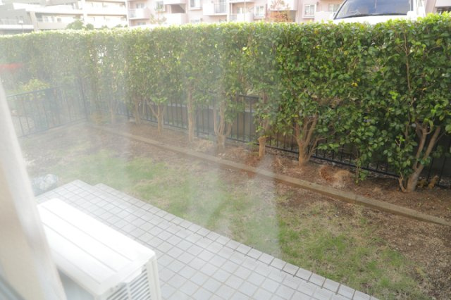 物件によっては、入居者が個人的に使用できる専用庭がついているものもあります。また、住宅の中にある土間の部分を庭と呼ぶこともあります。庭の用途は住む人によって変わり、それによってデザインもさまざまです。