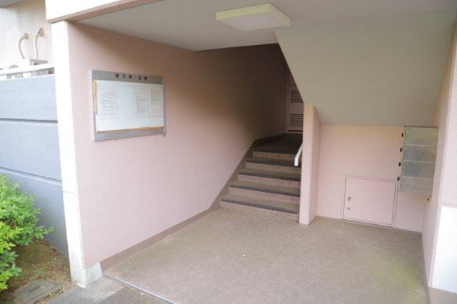 マンションのエントランスには、もともと風よけや防犯の役割がありますが、マンションによって宅配ボックスなどの設備が備わっている所もあります。日々の生活をイメージしながら生活しやすさをチェックしましょう。